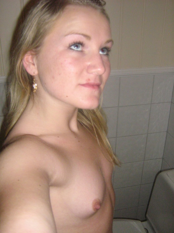 Русская блондинка разделась и делает селфи в туалете - секс порно фото