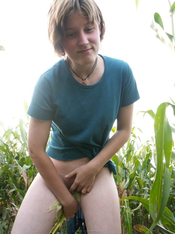 18летная девушка из деревни трахает киску кукурузой в поле - секс порно фото
