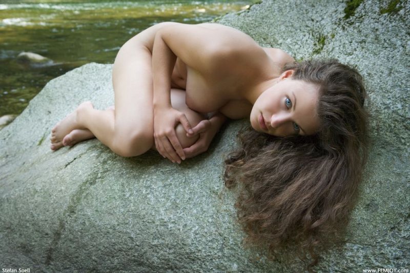 Худая телка с большими сиськами демонстрирует голое тело у реки - секс порно фото