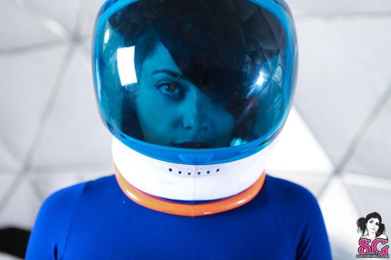 Татуированная брюнетка с челкой позирует голая со шлемом космонавта - секс порно фото