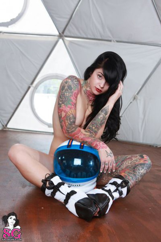 Татуированная брюнетка с челкой позирует голая со шлемом космонавта - секс порно фото