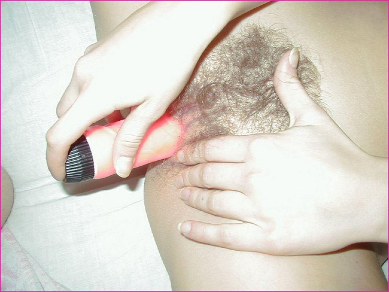 Русская девушка мастурбирует киску розовым дилдо на кровати - секс порно фото