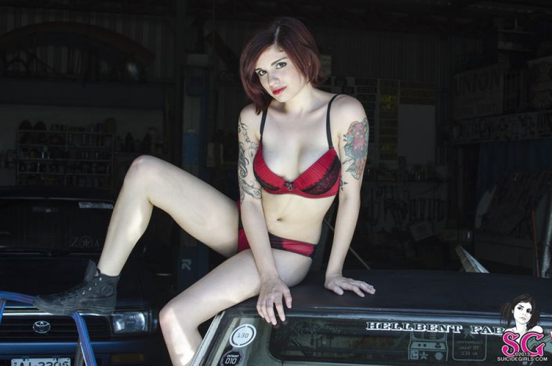 Девушка-автомеханик разделась в рабочем гараже - секс порно фото