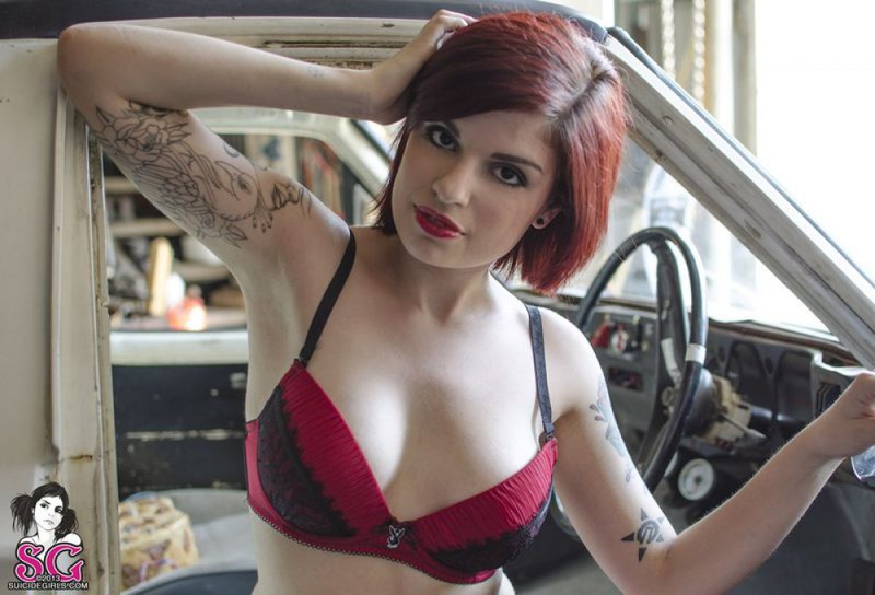 Девушка-автомеханик разделась в рабочем гараже - секс порно фото