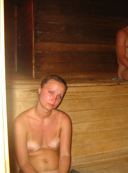 Русские девки и опытные мамки позируют обнаженные на камеру - секс порно фото