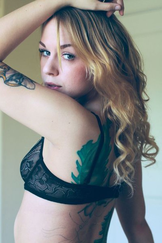 Татуированная малышка красуется голышом в спальне - секс порно фото